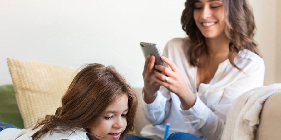 Jeune femme utilisant son smartphone